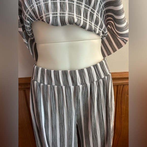 Outfit, wide leg pants with matching tank, dressy casual, white, black, grey - Picture 10 of 10